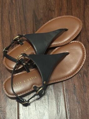 Kelly & Katie | Bania Black T-Strap Sandals with Tan Footbed - Size 8.5